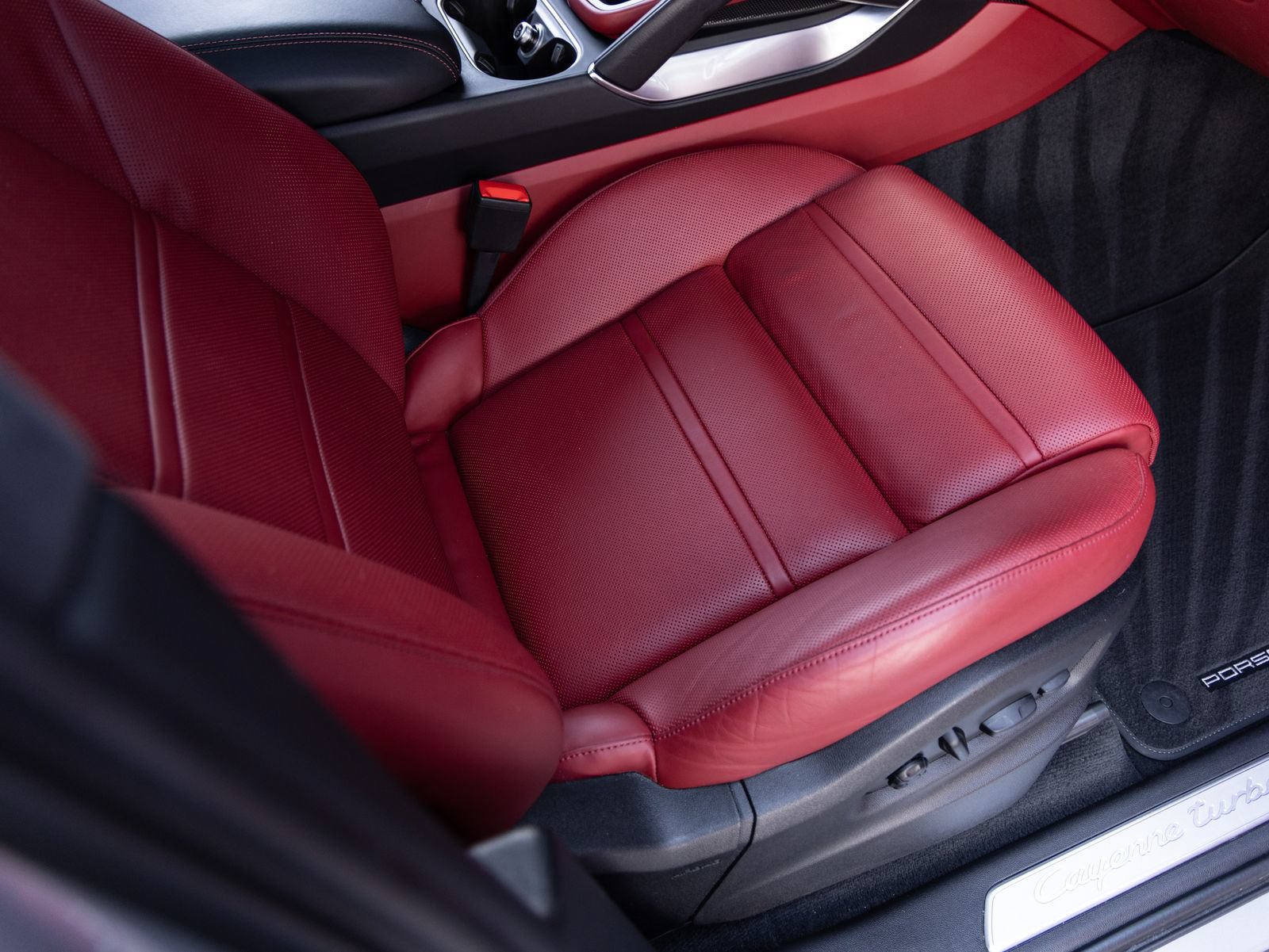 Certified 2023 Porsche Cayenne Turbo S AWD/4WD image 34