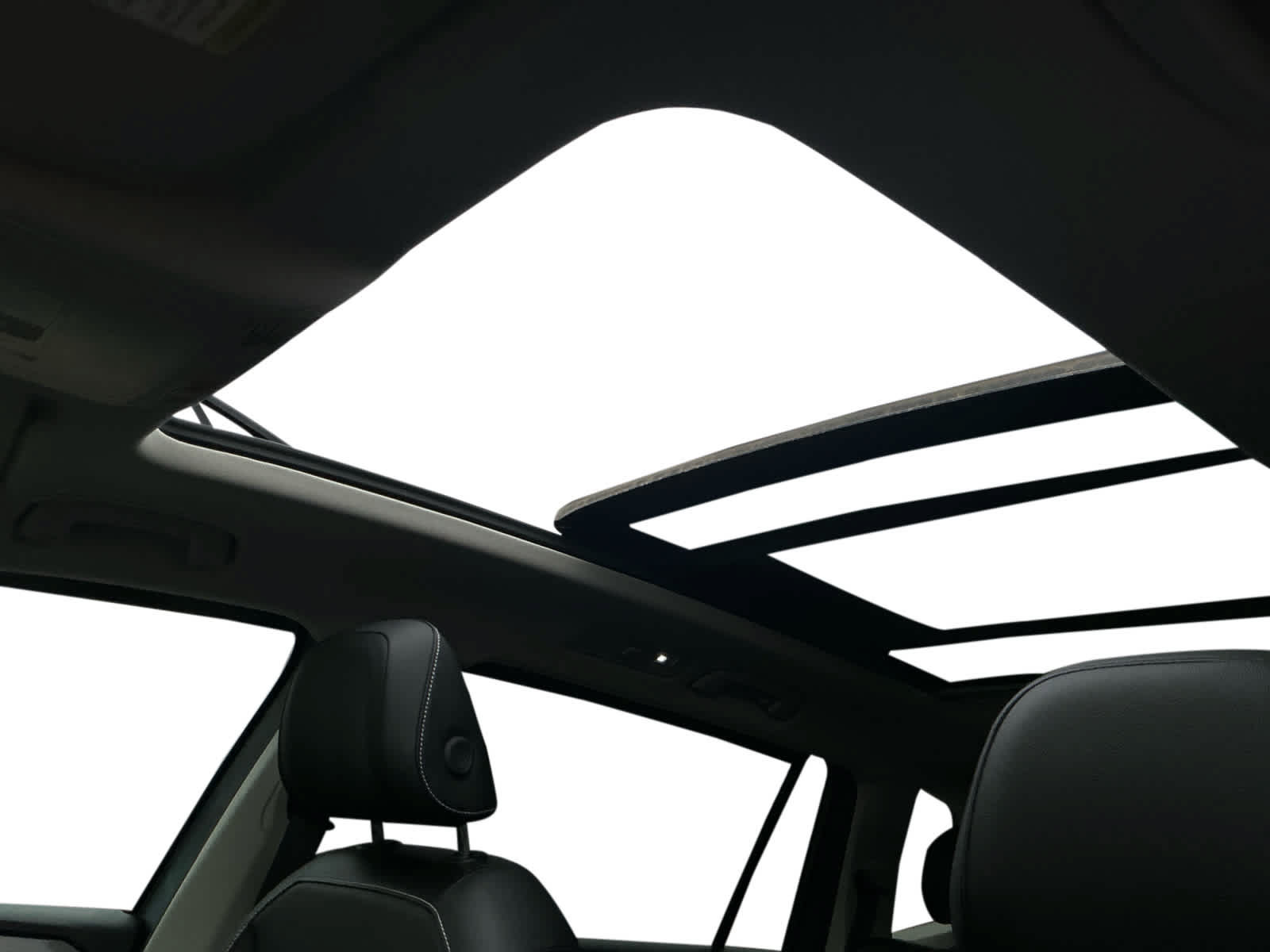 Used 2024 Volkswagen Tiguan SE w/ Panoramic Sunroof Package AWD/4WD image 22