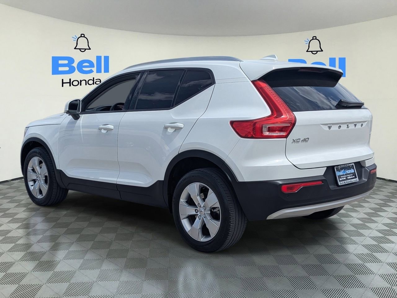 Used 2020 Volvo XC40 T4 Momentum w/ Protection Package Premier image 3