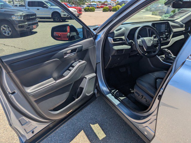 Used 2022 Toyota Highlander XLE AWD/4WD image 8