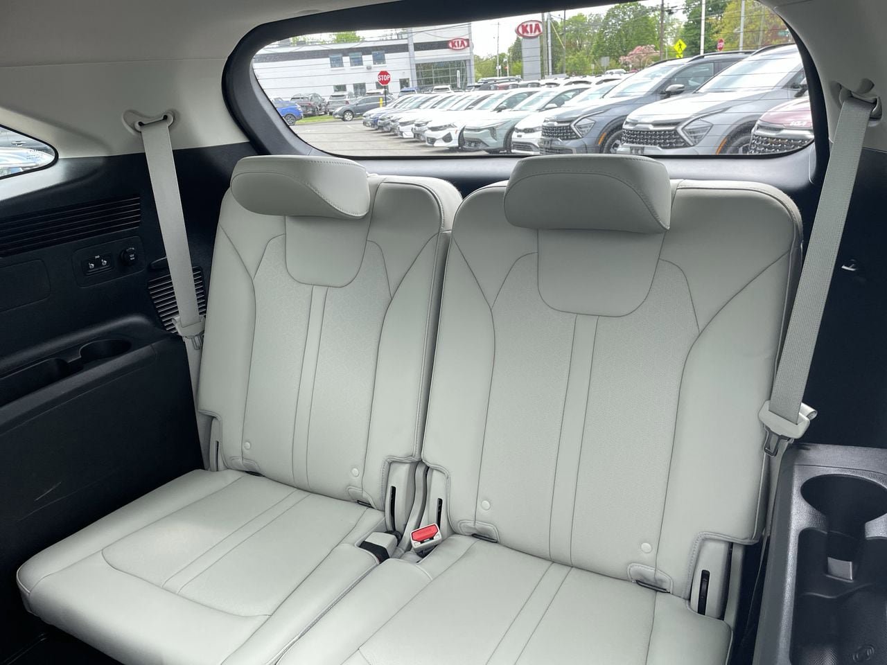 Certified 2022 Kia Sorento S w/ Panoramic Sunroof Package AWD/4WD image 23