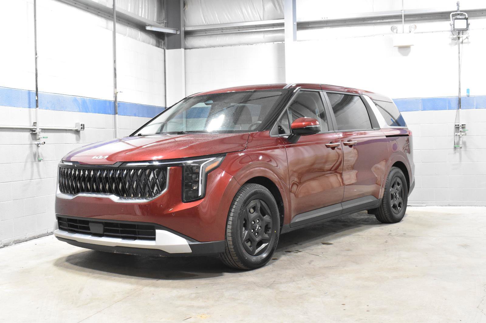 Used 2025 Kia Carnival FWD image 7