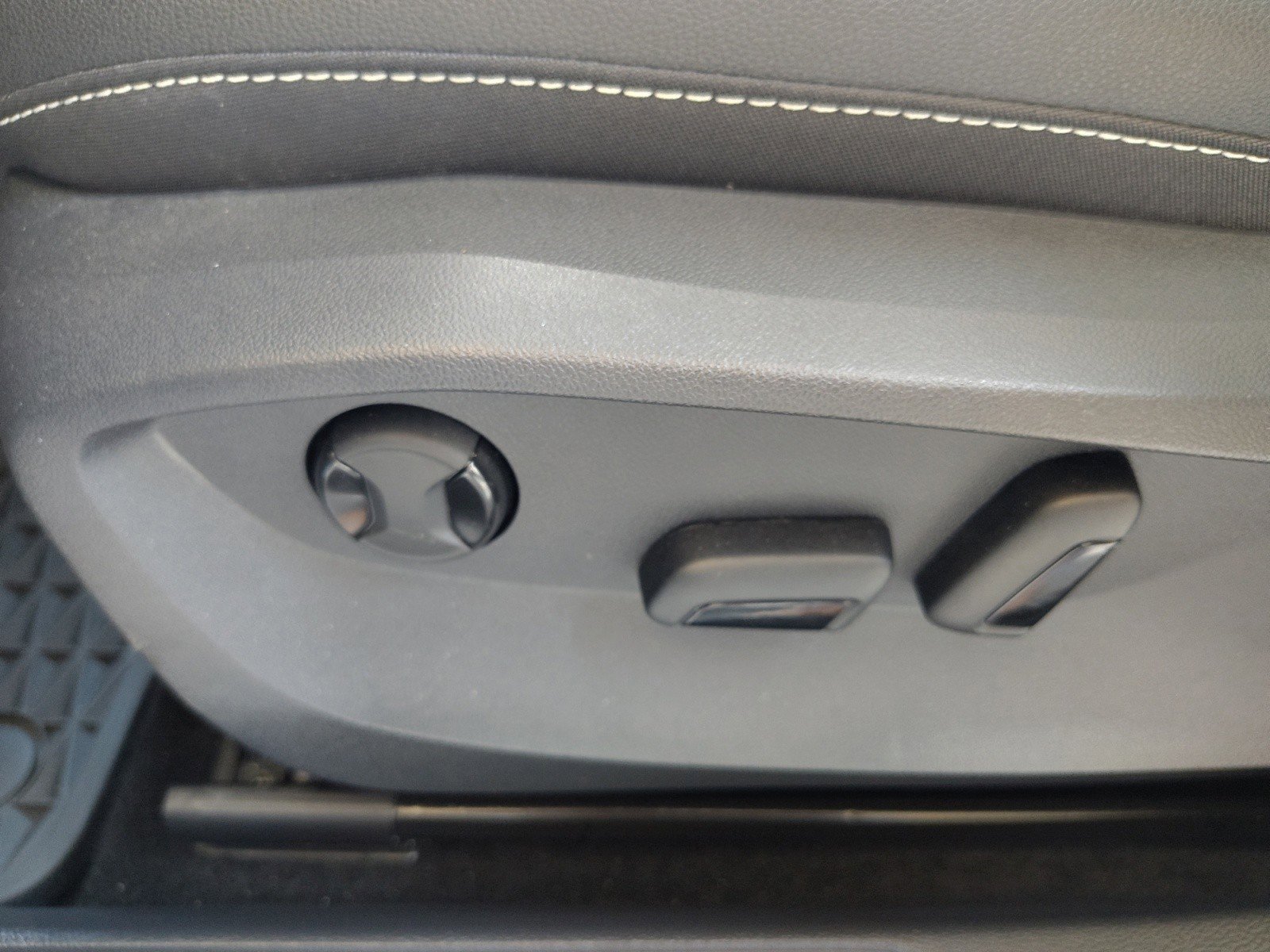 Used 2024 Volkswagen Taos SE w/ Panoramic Sunroof Package image 11