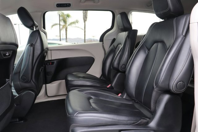 Used 2023 Chrysler Pacifica Touring-L image 13