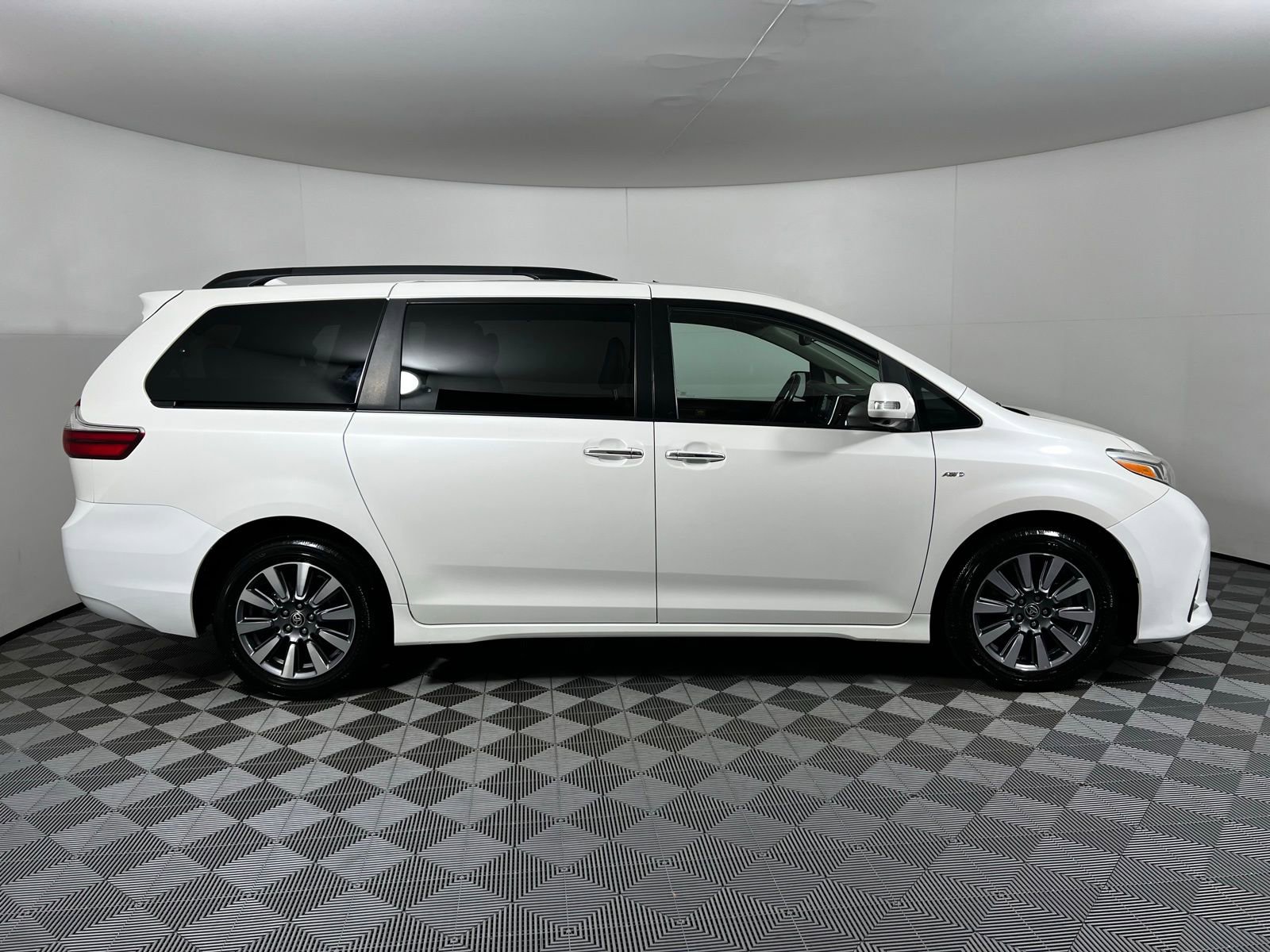 Certified 2020 Toyota Sienna Limited Premium image 4