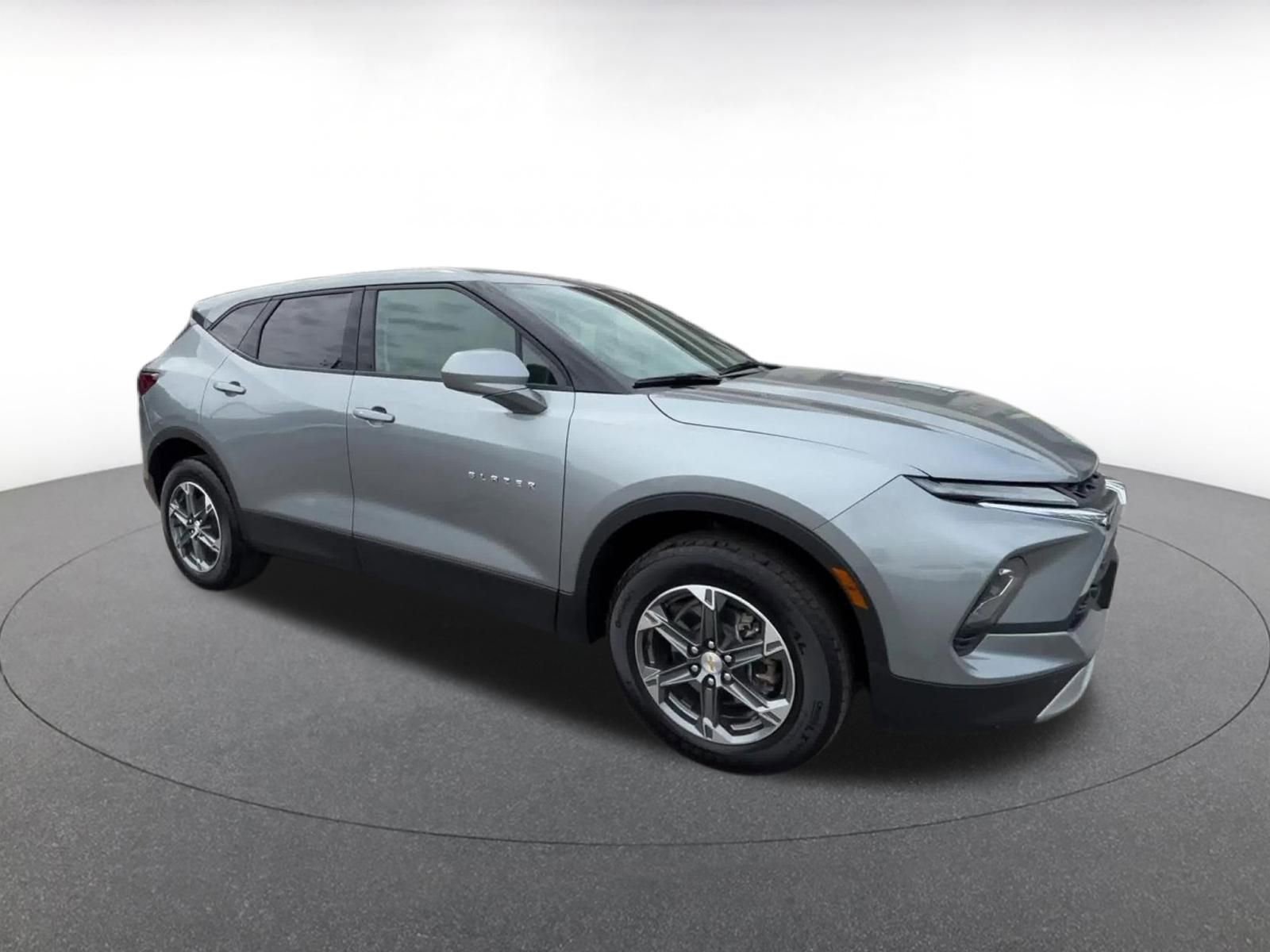 Used 2025 Chevrolet Blazer LT FWD image 3