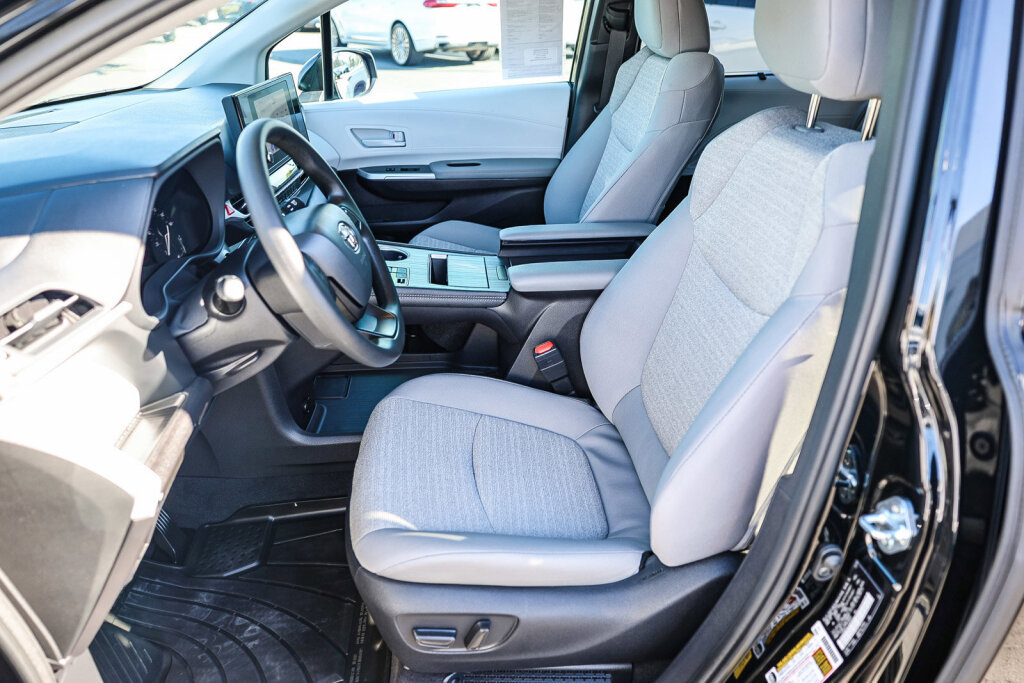 Certified 2026 Toyota Sienna LE image 11