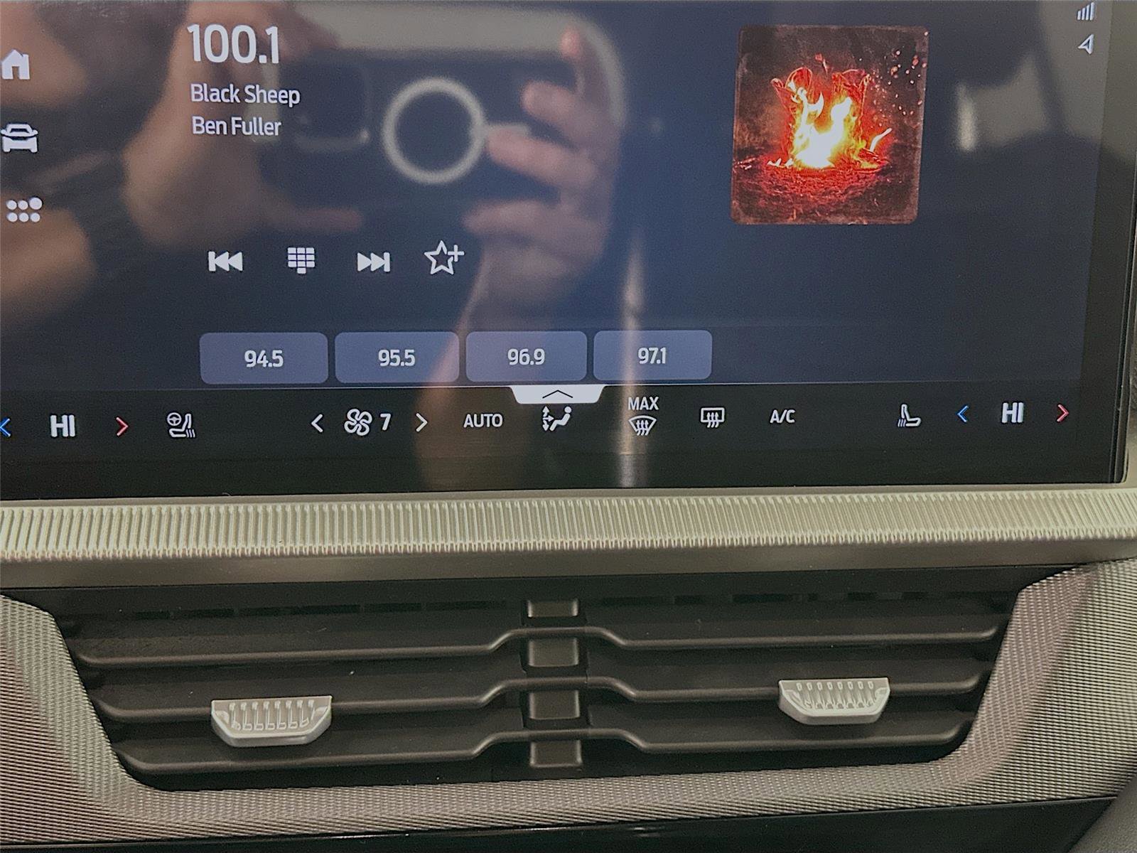 Used 2025 Ford Explorer ST-Line w/ ST-Line Street Pack image 17