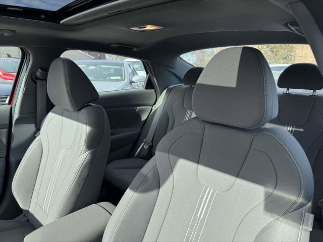 Certified 2025 Hyundai Elantra SEL image 18