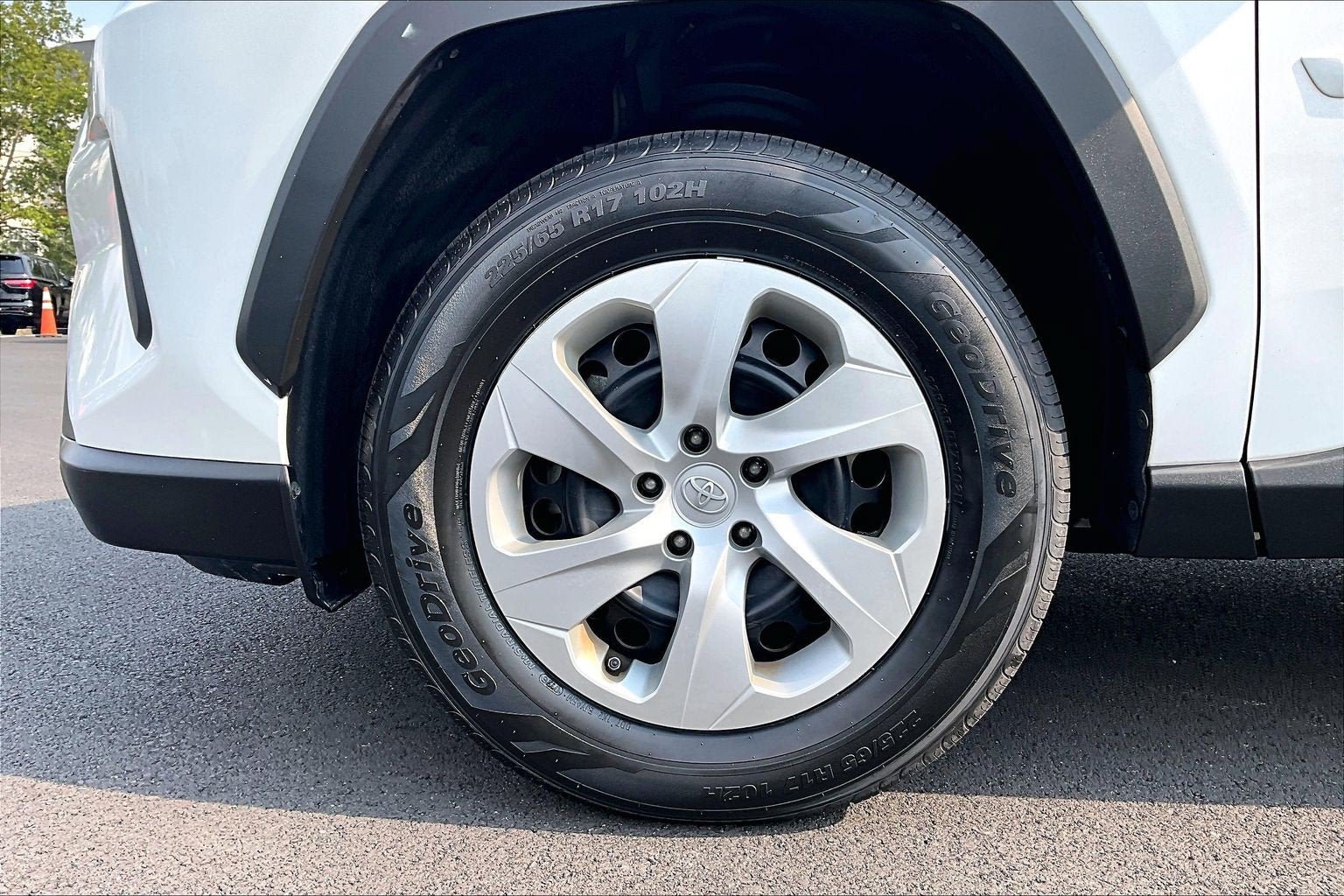 Used 2021 Toyota RAV4 LE FWD image 9