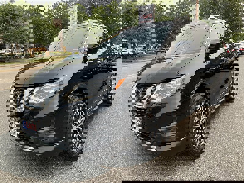 Used 2019 Nissan Rogue SV w/ Premium Package image 1