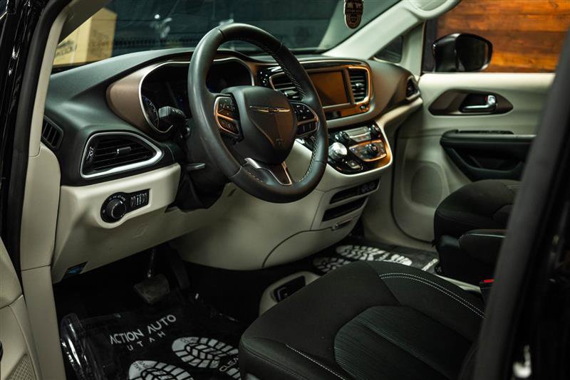 Used 2024 Chrysler Voyager LX image 8