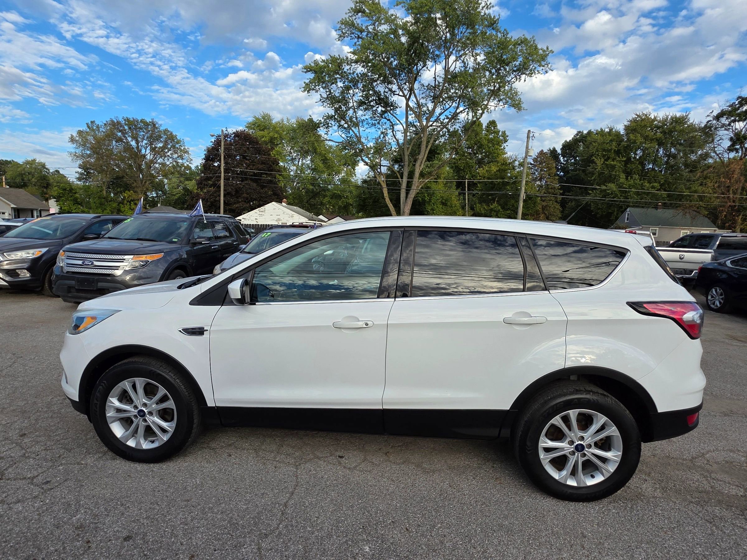 Used 2017 Ford Escape SE image 2