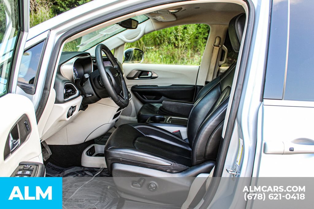 Used 2023 Chrysler Pacifica Touring-L FWD image 16