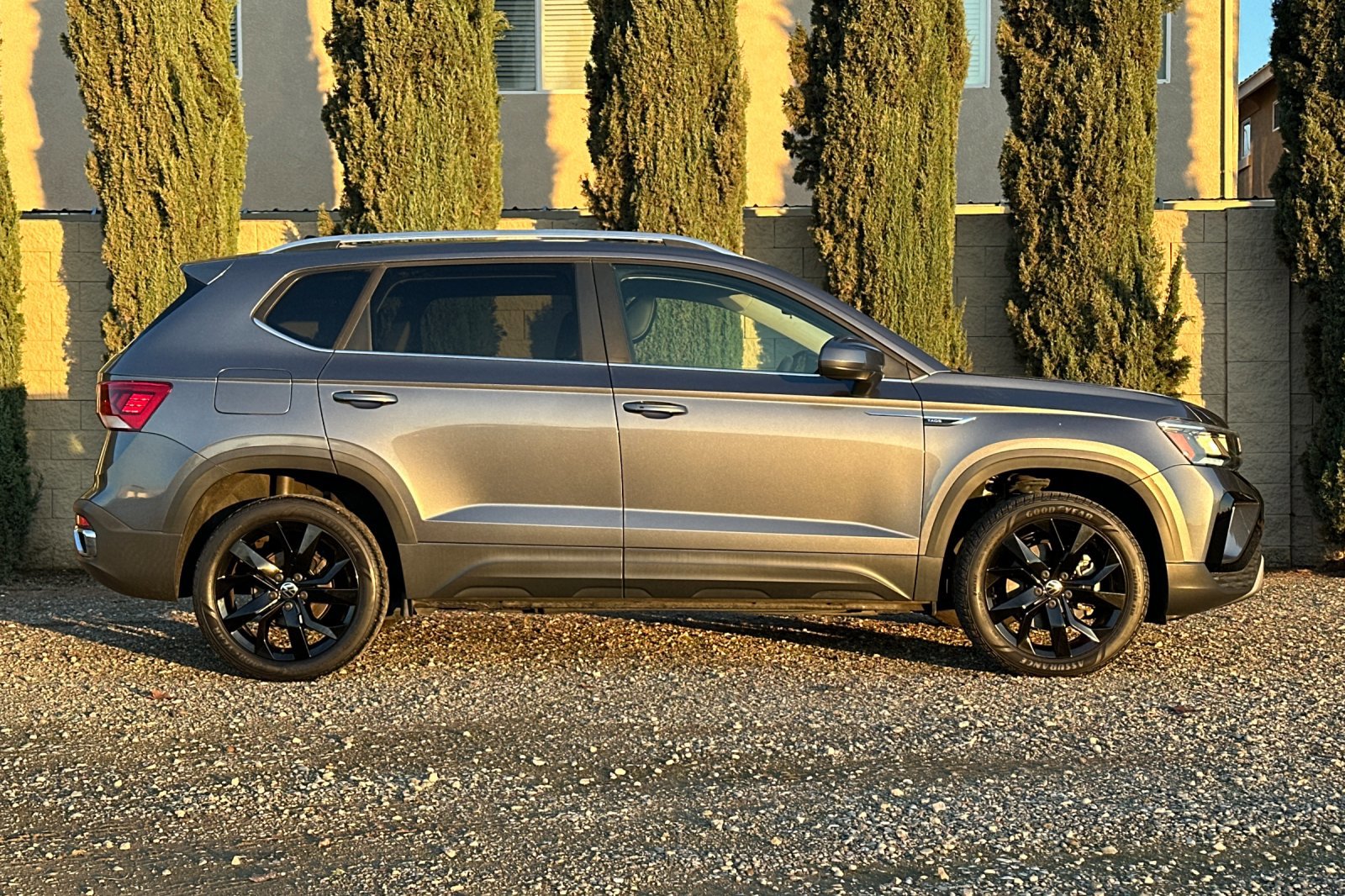 Certified 2022 Volkswagen Taos SE image 3