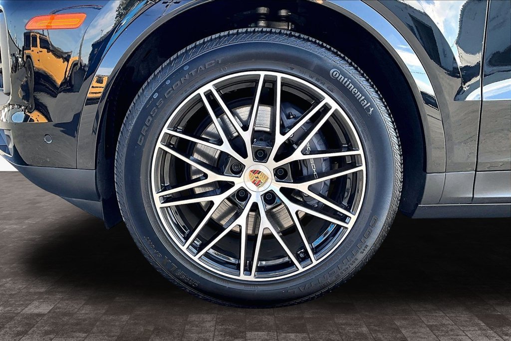 Used 2025 Porsche Cayenne AWD/4WD image 34