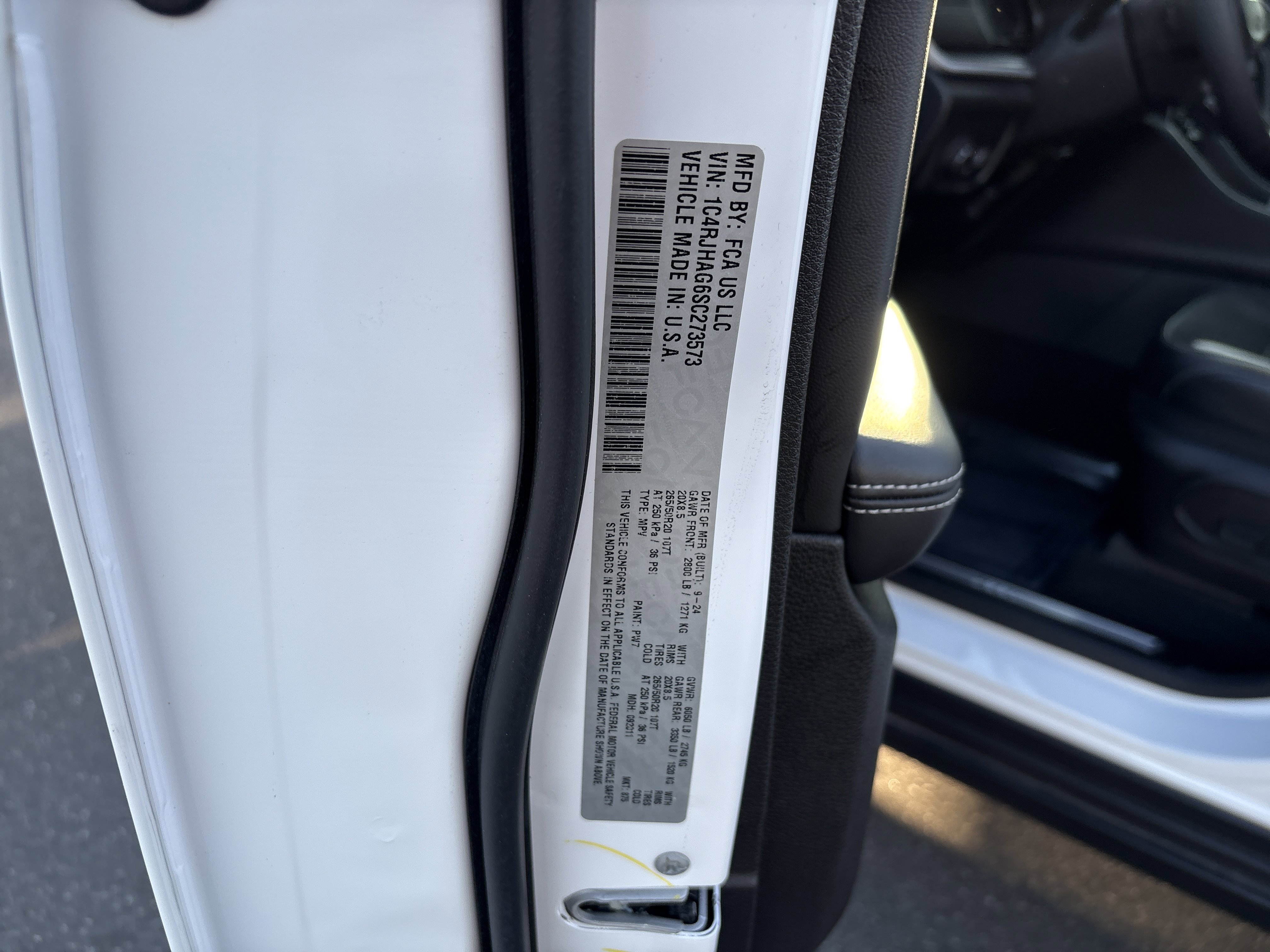 Certified 2025 Jeep Grand Cherokee Altitude AWD/4WD image 36
