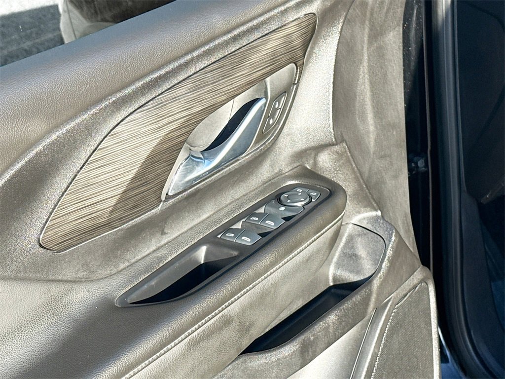 Used 2024 GMC Terrain SLE w/ Driver Convenience Package image 17