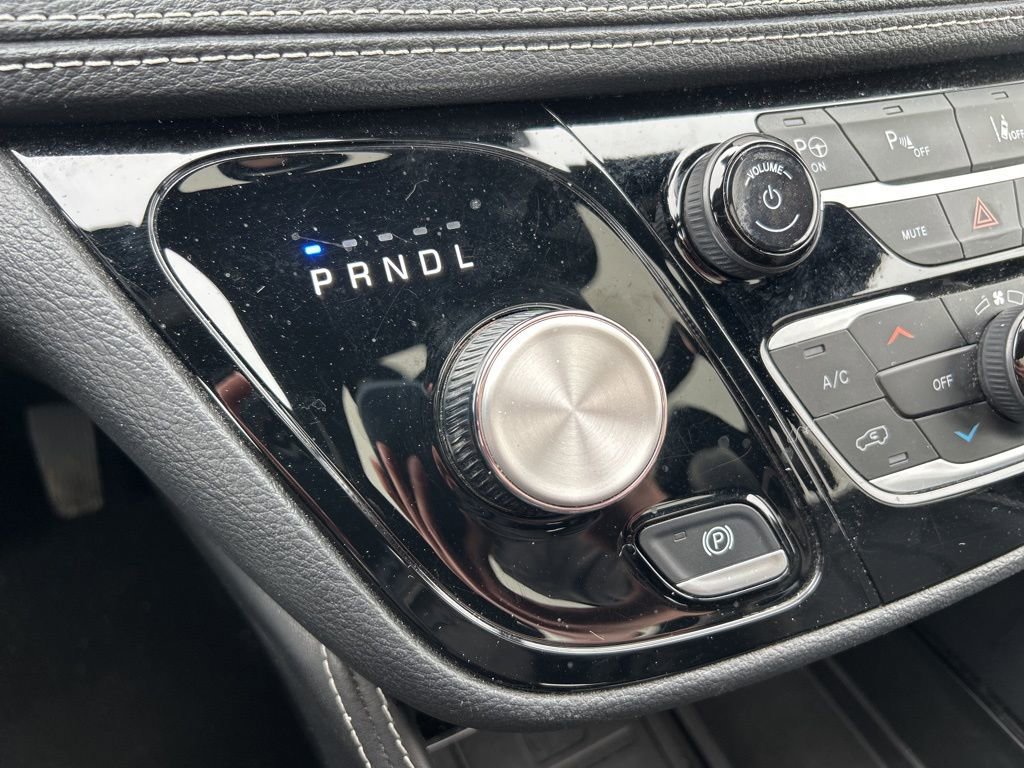 Used 2024 Chrysler Pacifica Premium image 34