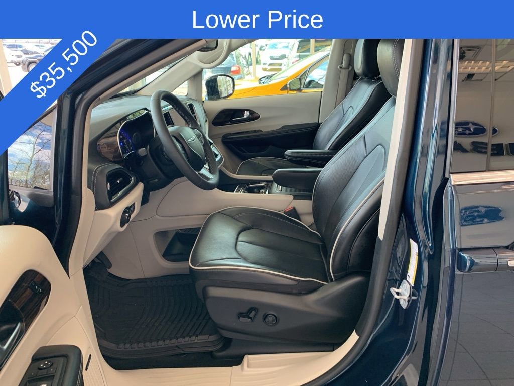 Used 2022 Chrysler Pacifica Limited w/ Uconnect Theater Family Group image 3