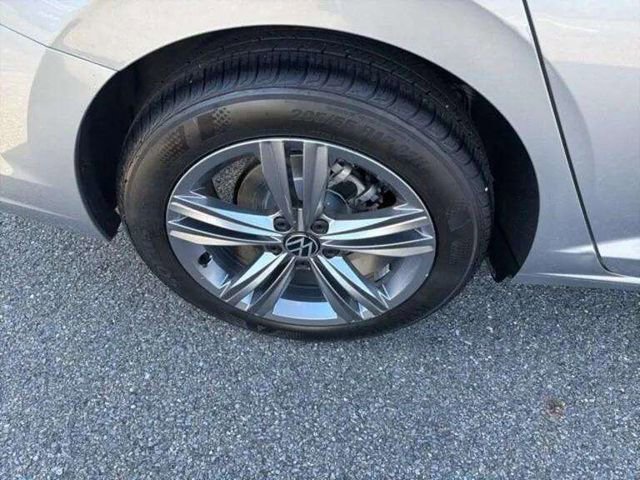 Used 2024 Volkswagen Jetta SE image 30