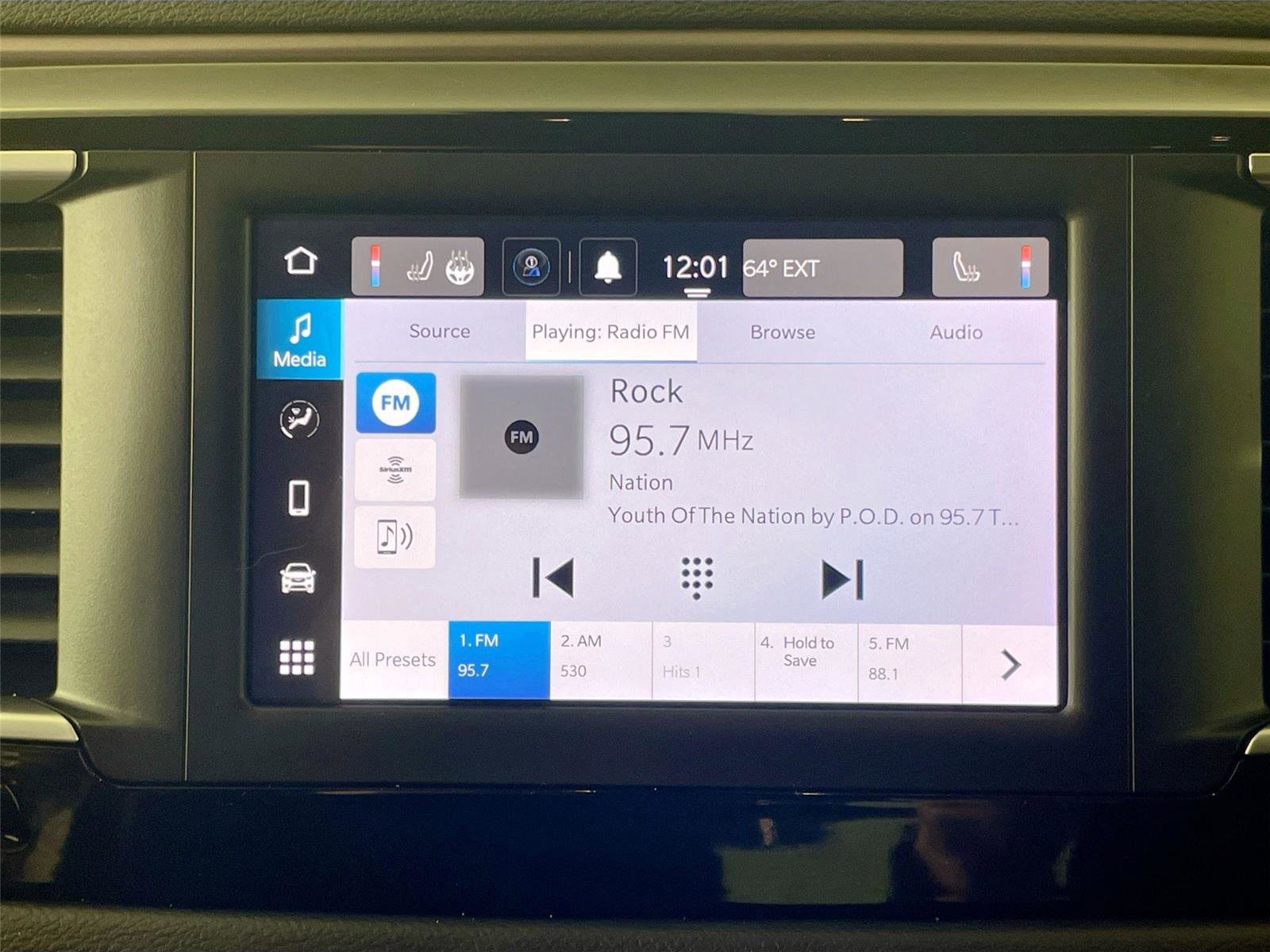 Used 2022 Chrysler Voyager LX image 7