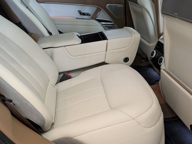 Used 2025 Land Rover Range Rover SV image 21