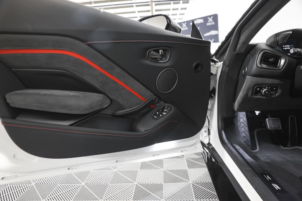 Used 2023 Aston Martin V8 Vantage Coupe RWD image 31