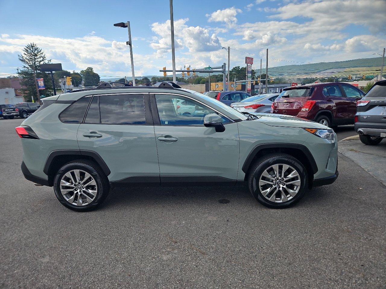 Used 2019 Toyota RAV4 XLE Premium image 2