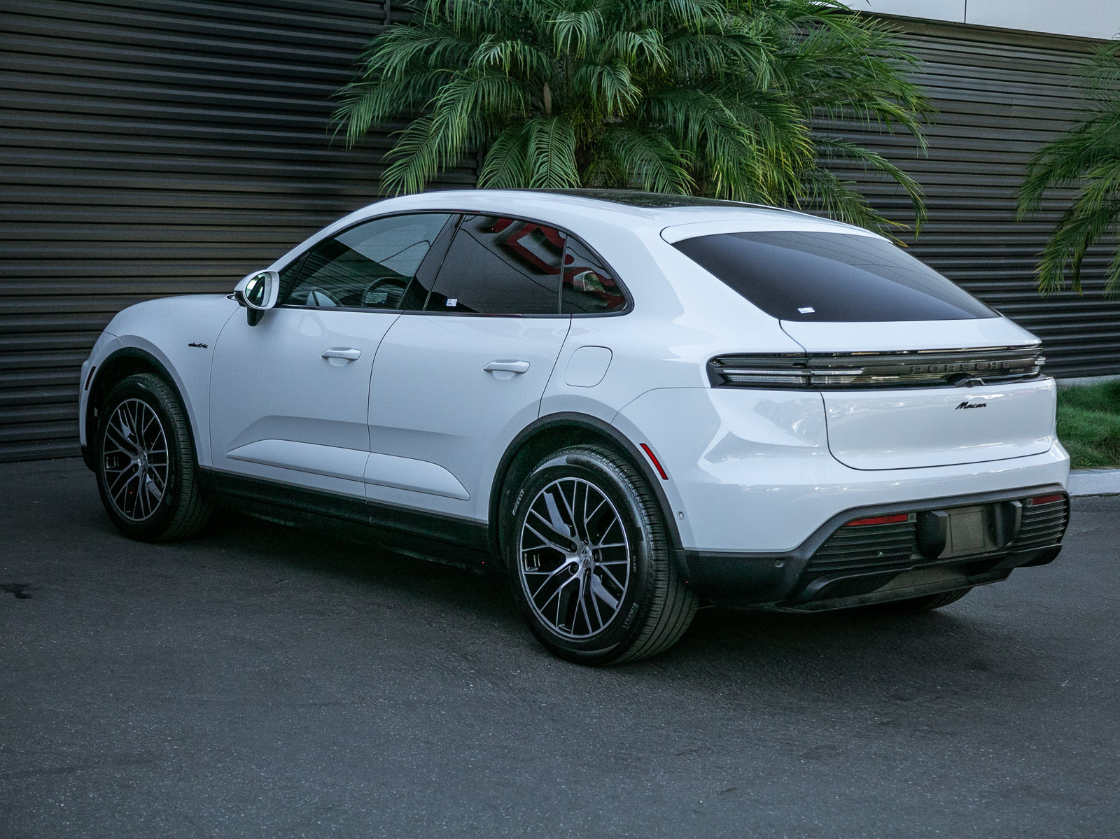 Certified 2025 Porsche Macan Electric RWD image 3