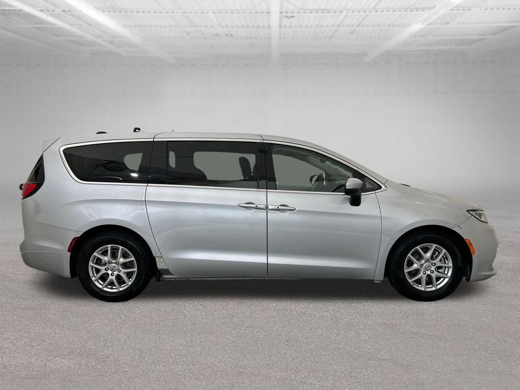 Used 2023 Chrysler Pacifica Touring-L FWD image 7