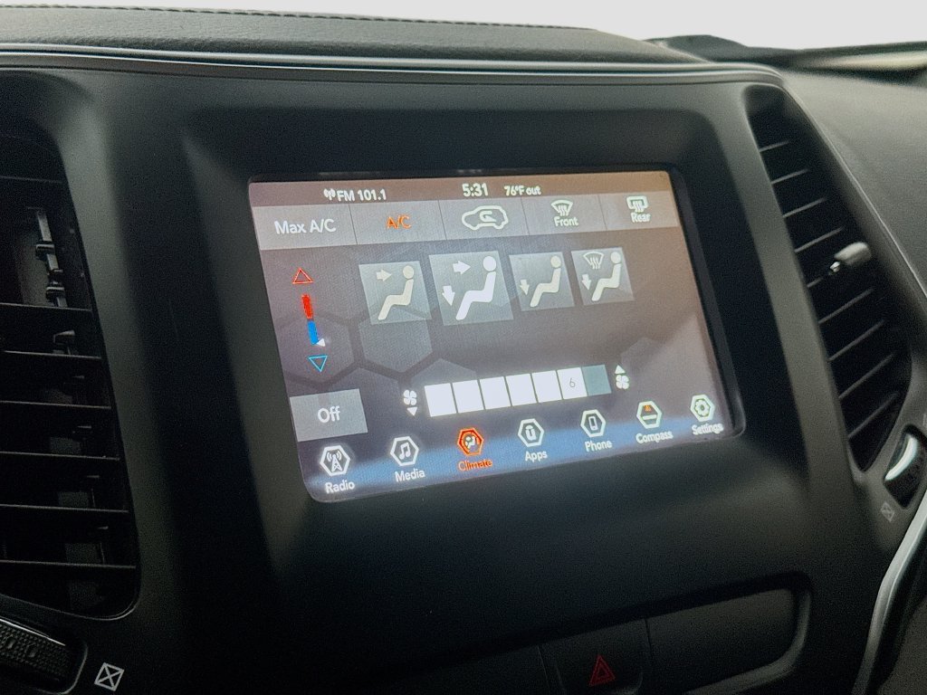 Used 2019 Jeep Cherokee Latitude Plus AWD/4WD image 18