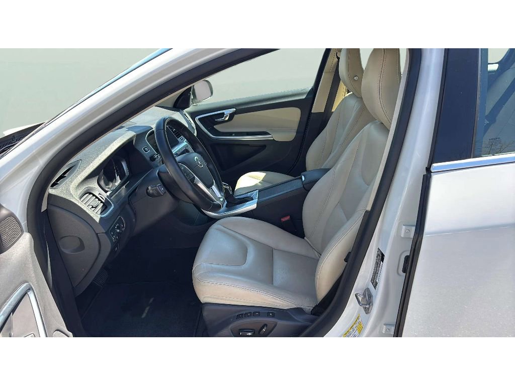 Used 2017 Volvo S60 T5 Inscription image 11