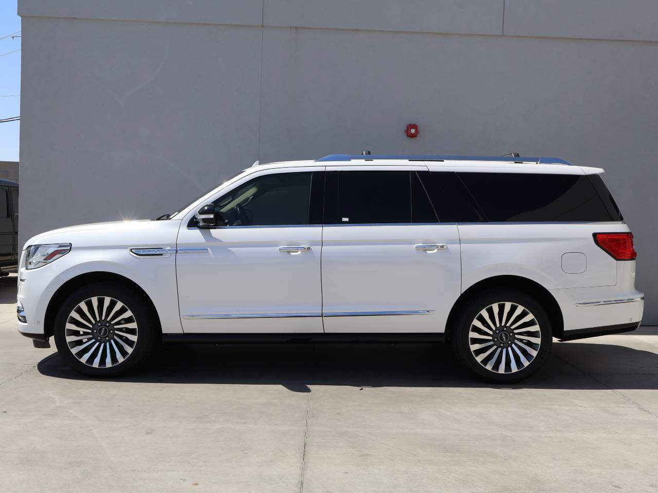 Used 2018 Lincoln Navigator L Reserve w/ Technology Package AWD/4WD image 2
