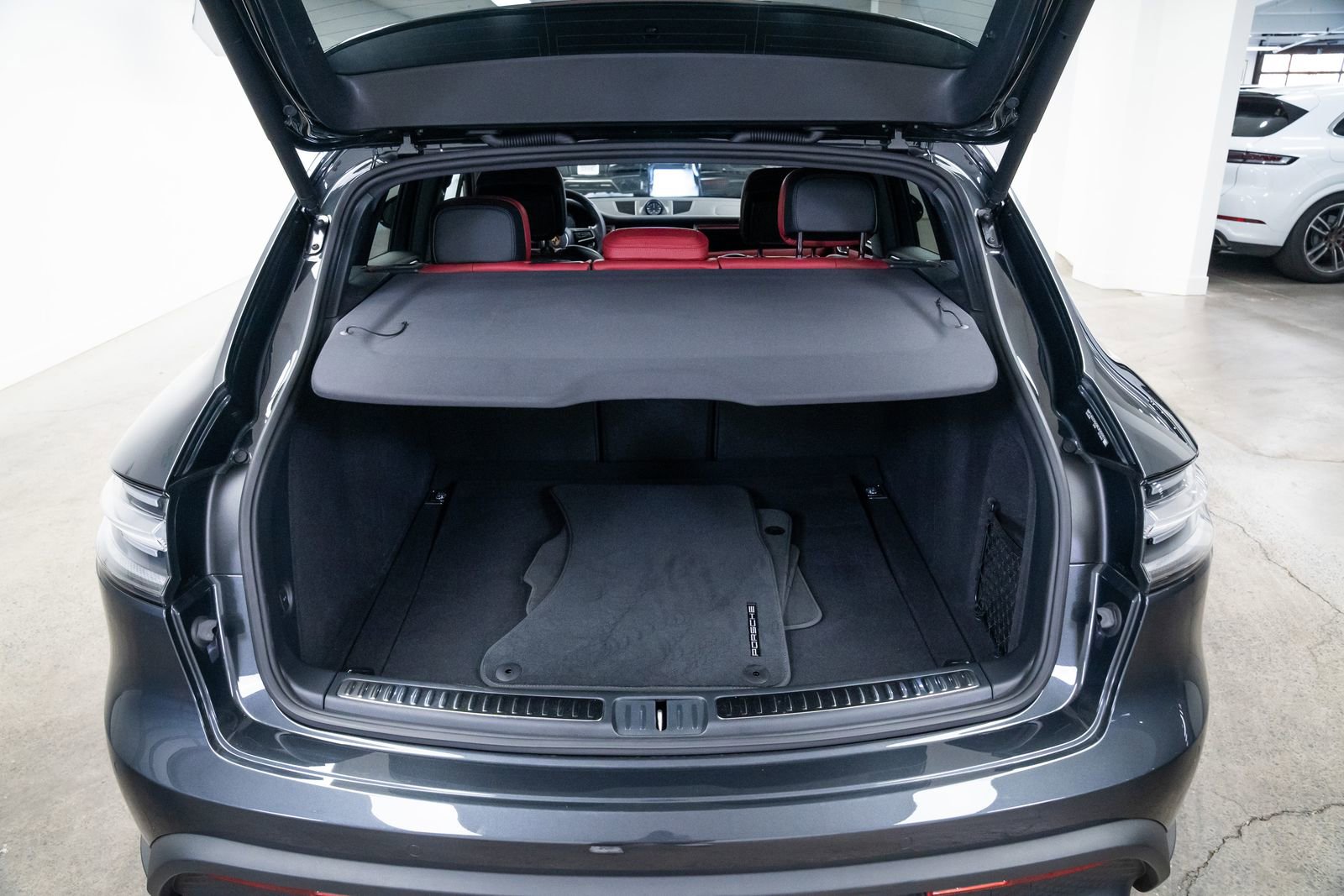 Used 2024 Porsche Macan S AWD/4WD image 8