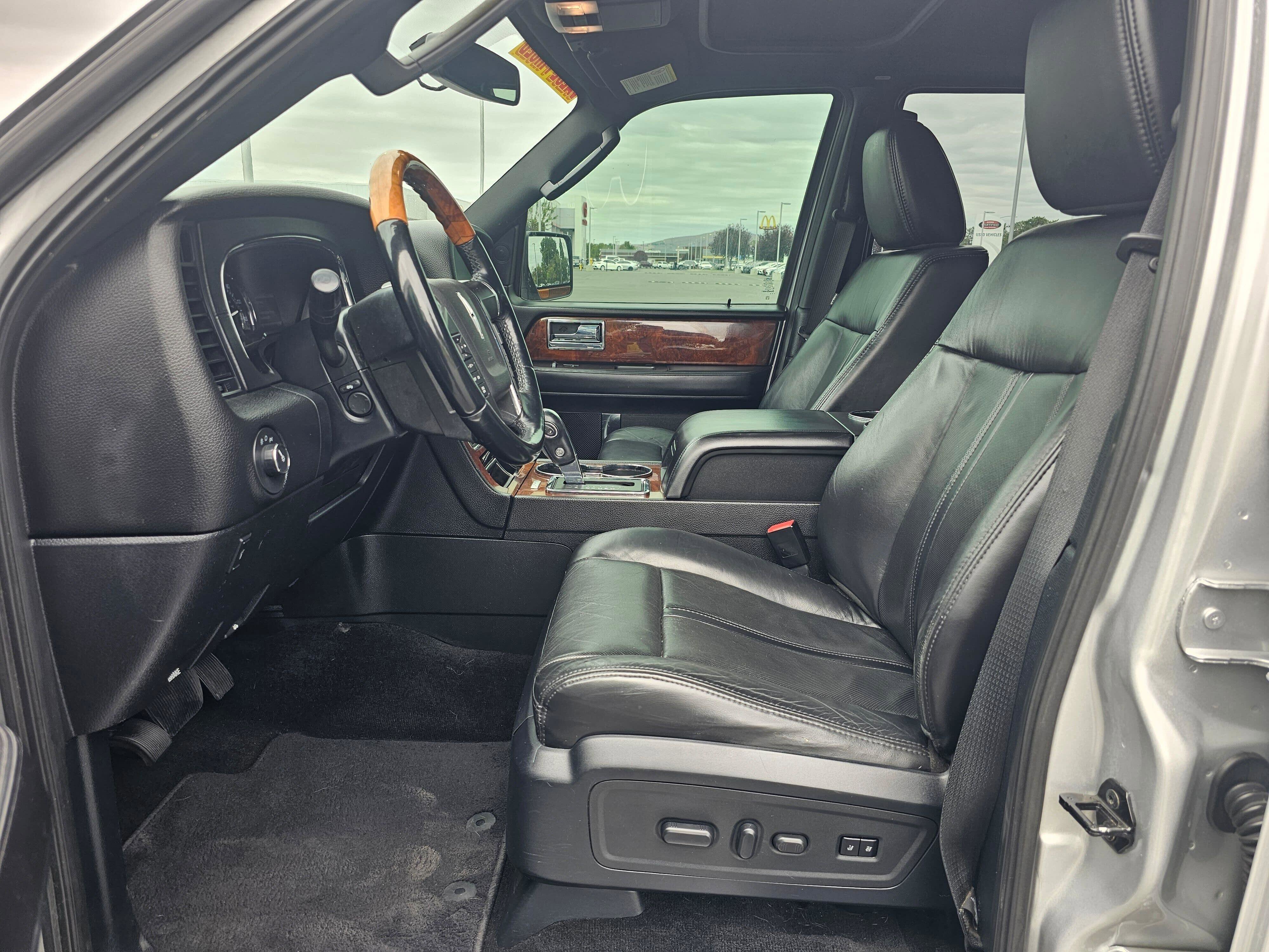 Used 2016 Lincoln Navigator Select AWD/4WD image 18