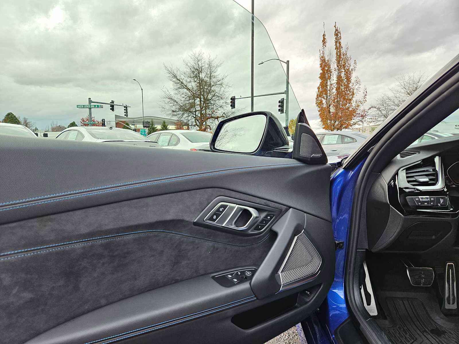 Used 2025 BMW Z4 sDrive30i w/ Premium Package image 18