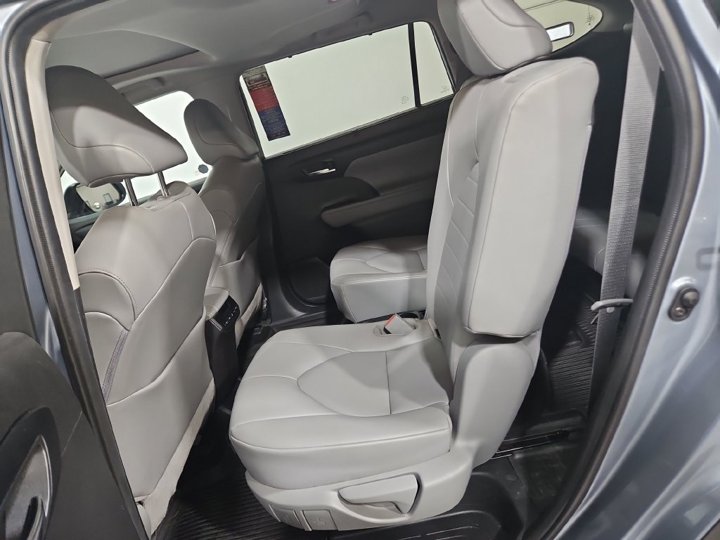 Used 2020 Toyota Highlander XLE AWD/4WD image 26