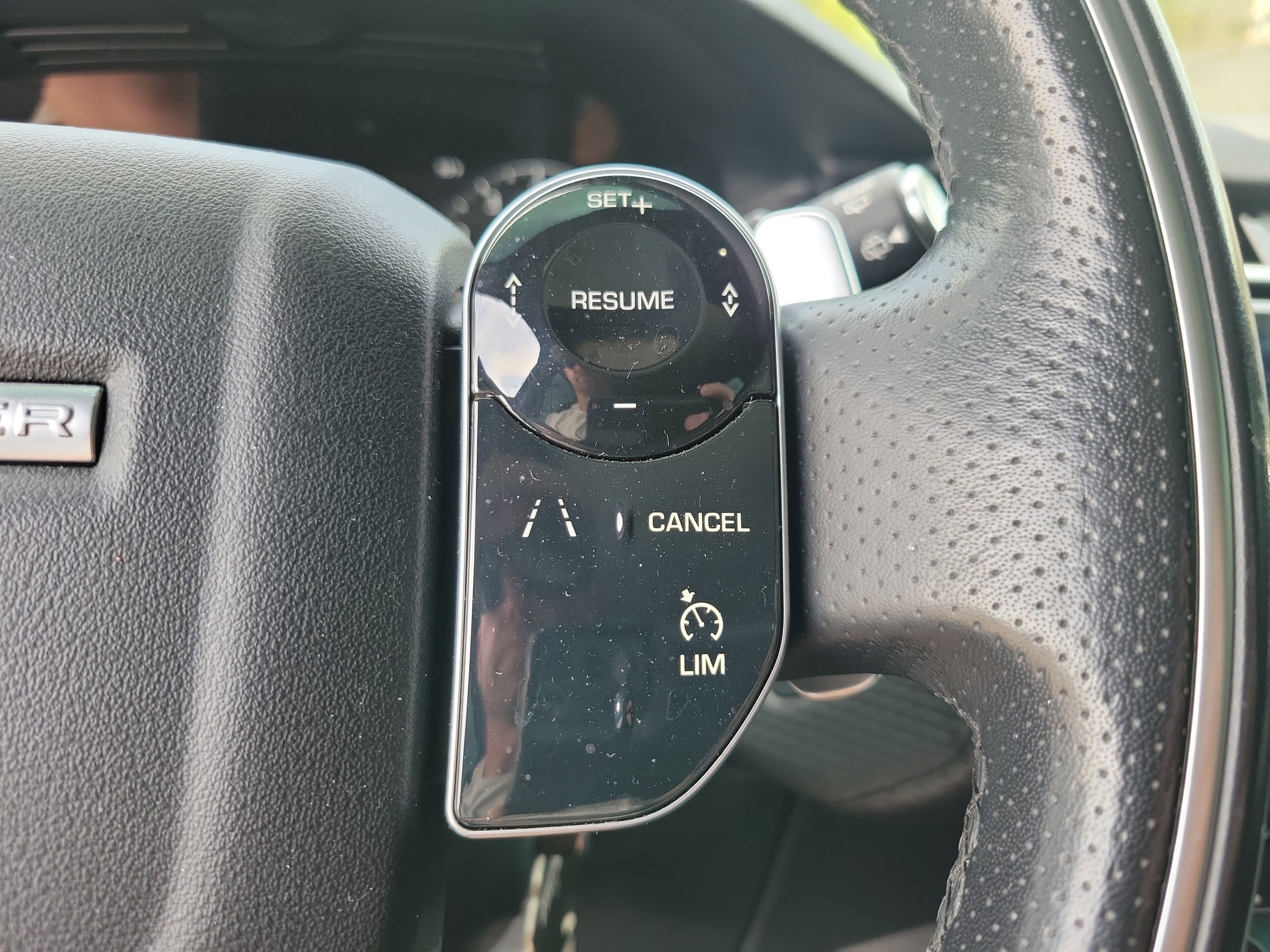 Used 2019 Land Rover Range Rover Velar R-Dynamic SE image 16