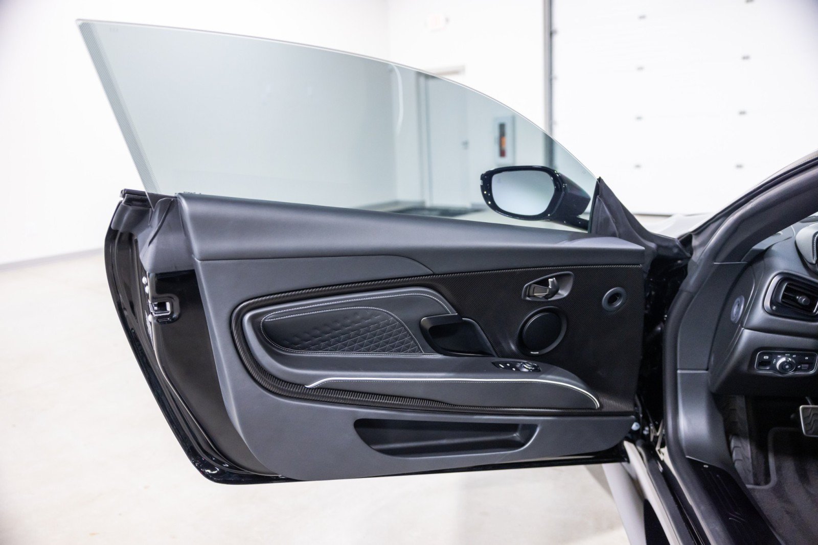Used 2022 Aston Martin DBS Superleggera RWD image 32