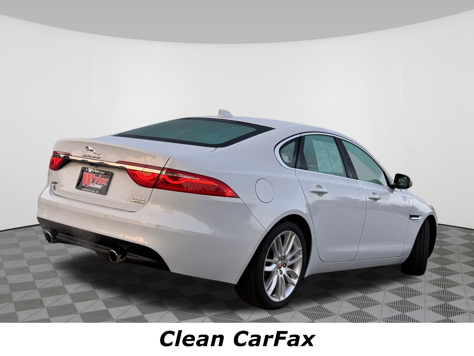 Used 2018 Jaguar XF Portfolio image 3