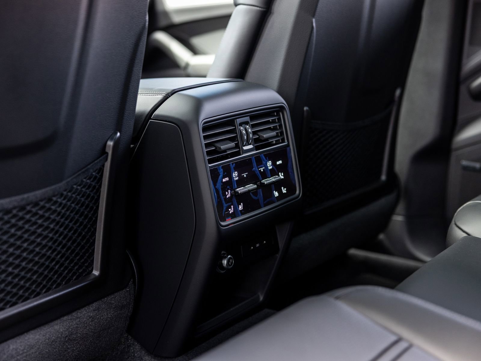 Certified 2025 Porsche Cayenne Coupe AWD/4WD image 48