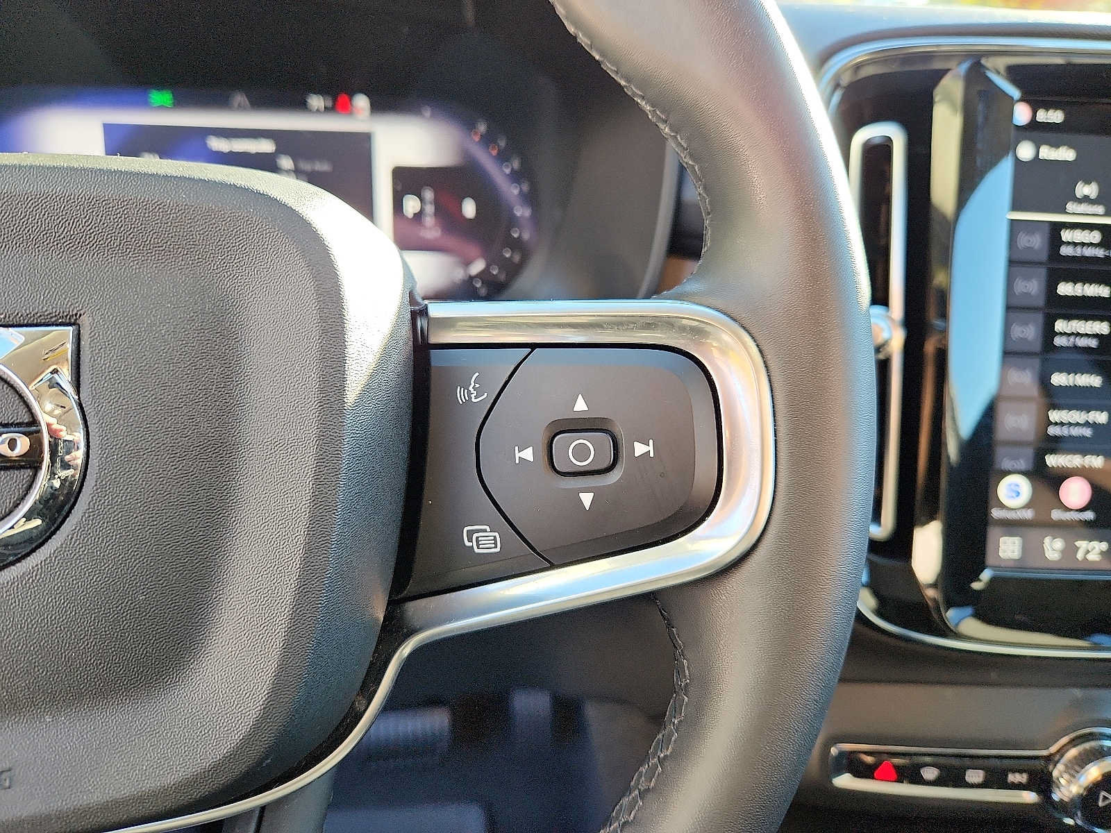 Certified 2024 Volvo XC40 B5 Plus w/ Protection Package Premier AWD/4WD image 20