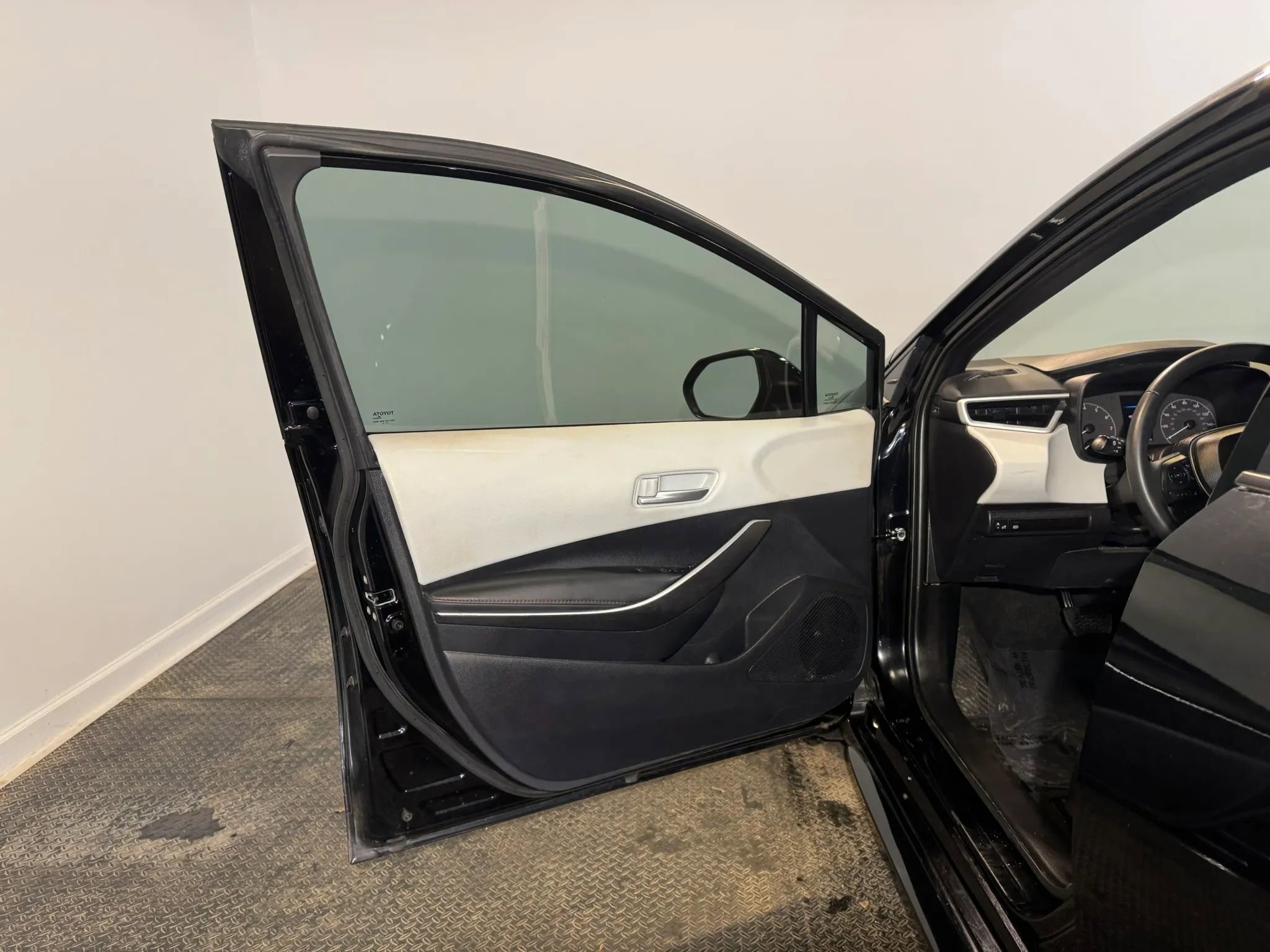 Used 2025 Toyota Corolla SE image 7