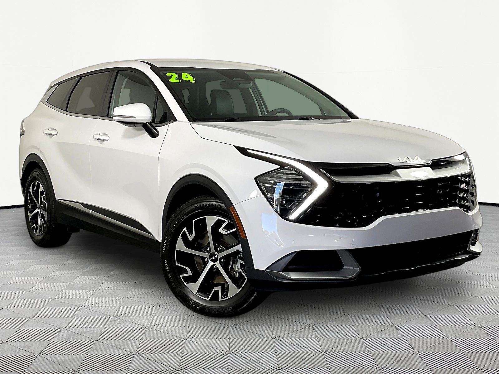 Used 2024 Kia Sportage EX FWD image 3