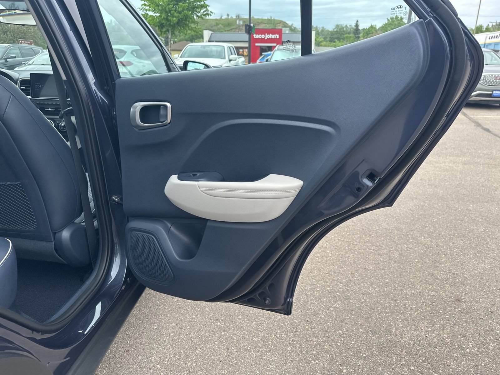 Used 2025 Hyundai Venue Limited FWD image 27