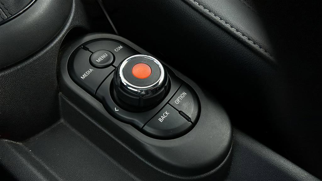 Used 2021 MINI Cooper 2-Door Hardtop image 30