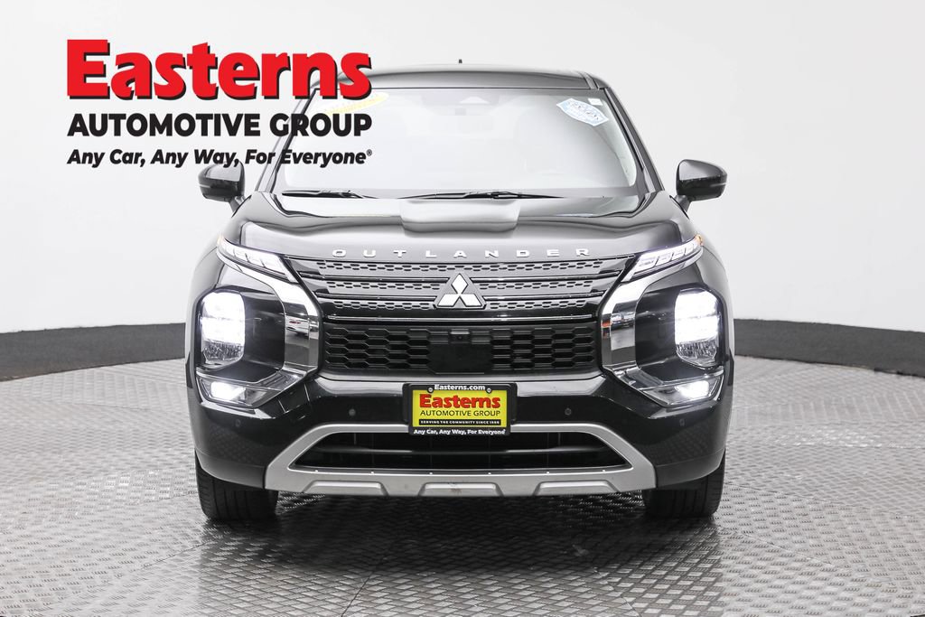 Used 2023 Mitsubishi Outlander SE image 2