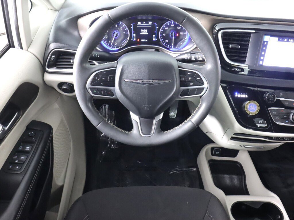 Used 2022 Chrysler Voyager LX image 29