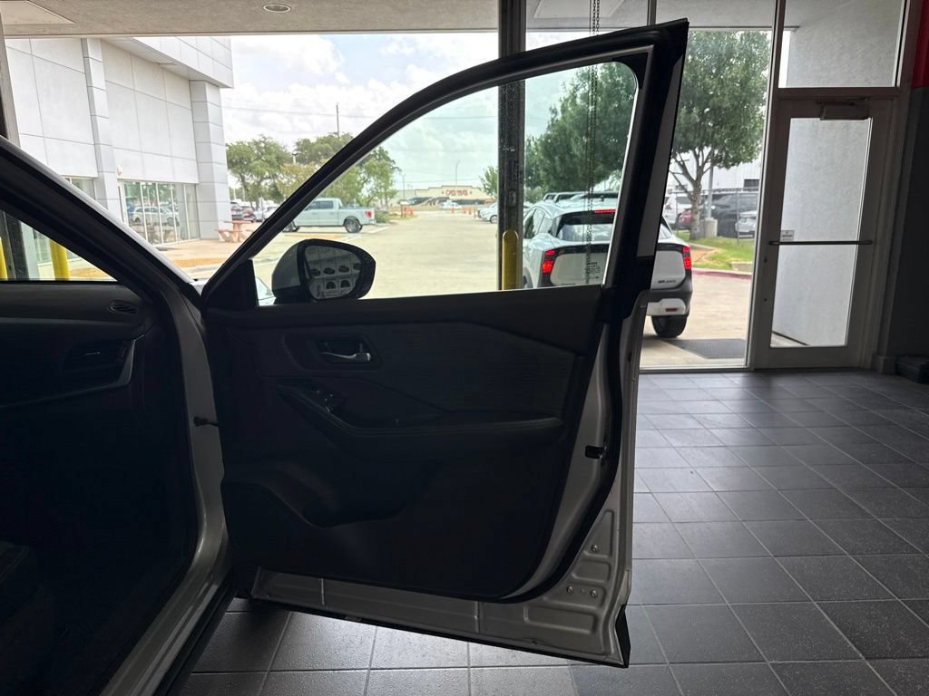 Certified 2023 Nissan Rogue SV FWD image 23